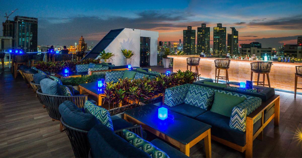 Sky-High Sips Best Hotels with Stunning Rooftop Bars